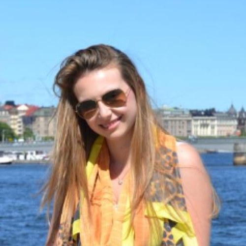 Resista. Insista. Aguente firme. Caia. Levante. Erga a cabeça. Siga em frente. Não se entregue nunca, sua força é maior do que pensa. Blair Waldorf
