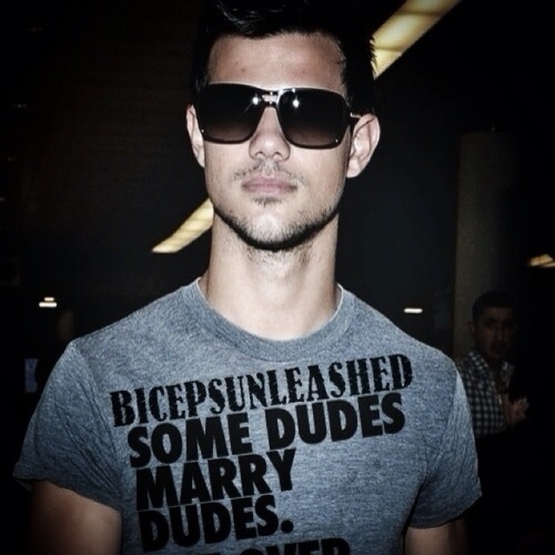 BicepsUnleashed's profile picture. You don't even have to ask twice, you can have my heart, or we can share it like the last slice. §OOC For @FeelMyBiceps.§ [MCRP]