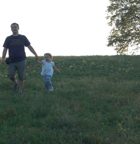 Portiamo all'aperto i nostri bambini e giochiamo con loro, cerchiamo spazi di selvatichezza in qualunque stagione dell'anno, ci riconnettiamo con la natura.