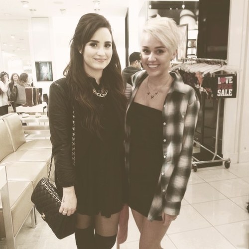 I LOVE so much MY queens @ddlovato. & @MileyRayCyrus They are my inspiration for LIFE ❤✌