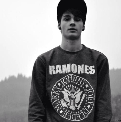 FuckImJames's profile picture. James here, 21 years young. -RP-