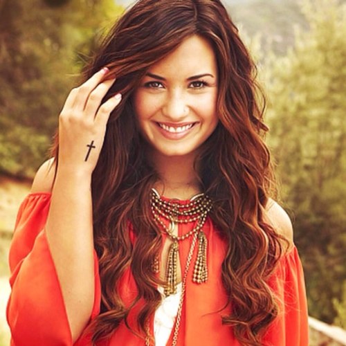 Hi.I love Demi Lovato and Selena Gomez and Taylor Swift. Demi is my idol.Selena is awsome. And Taylor is my reason i started singing.