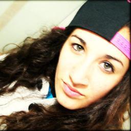 me persigue una razón para seguir el camino y esa es porque tu corazón camina conmigo,Sos un bombón mi amor,te lo dice Estremiz ♥. Jona paso por aca ah sjhasg