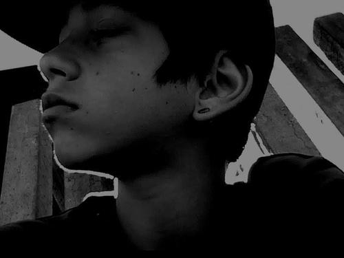 eu sou um pia timido mas depois q meconhece eu fico diferente 
amo andar de skate