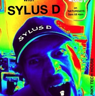 SYLUSD's profile picture. DJ, Future Producer and Lover of all quality sounding Beats, especially when they're mixed well http://t.co/XXtEYcea