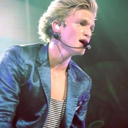 HI! my name is Nicole im 15 years old and i love Cody Simpson!