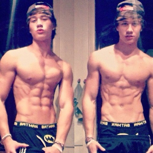 Im 18 my name is jon and i love ed sheeran and one direction mostly ed follow me i follow back just ask x kik:Jonlovesya