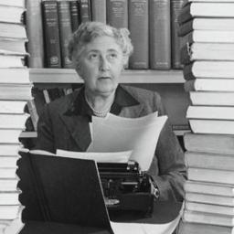 Komunitas Penggemar Agatha Christie di Indonesia. Ulasan & trivia seputar Agatha Christie. #dariselselkelabu. Harap mention setelah DM.