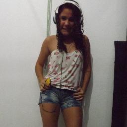 Sou são paulina apaixonada, amo jogar play, só ando mordendo meus lábios, to toda hora com o fone de ouvido, solteira, viciada em sms :3