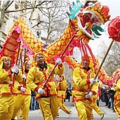 Le Nouvel an chinois est la plus importante fête traditionnelle chinoise. Les communautés chinoises organisent des défilé de dragon à Paris.