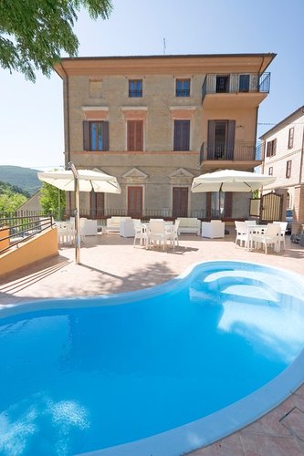 RaffaelloReside's profile picture. Residence storico immerso nel verde delle Marche, tra storia, arte ed il mare Adriatico
Appartamenti e camere per trascorrere momenti indimenticabili