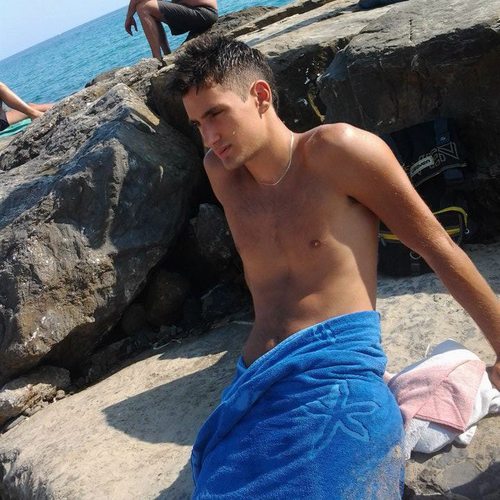 Leo. Nacido en Albania. Estudiante de Derecho.