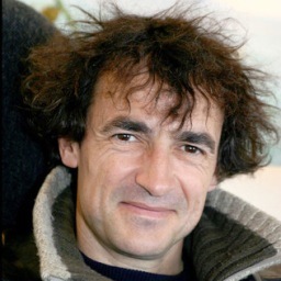 moijedis, un regard sur tout et surtout un regard. C’est un visionnaire, l’élu de la folie douce qui rend l’homme plus sage et accessible.