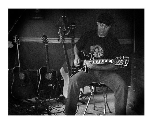 Tidligere arbeider i Kjemisk industri, Har nå gått ut i Pensjonist-tilværelse .
Elsker Blues - Rock musik. Samfunns-engasjert.Glad i livet ..