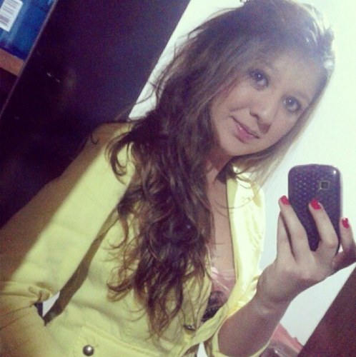 18 anos, Capricorniana. Sou como você me vê. Posso ser leve como uma brisa ou forte como uma ventania, Depende de quando e como você me vê passar.