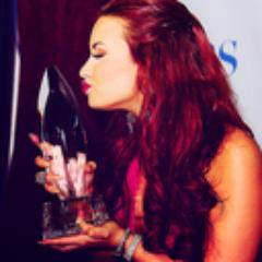 aijsa1's profile picture. EU NÃO PRECISO DISSO (︶︵︶) A DEMI DISSE QUE ME AMA E EU MORO NO PAÍS FAVORITO DELA. Beijo pras gringas invejosas.┌(˘⌣˘)ʃ ƪ(˘⌣˘)