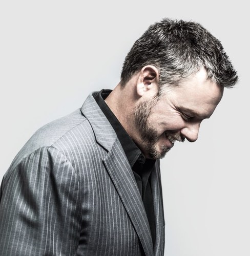 Big teeth. Big forehead. Big laugh.
Trying to build a world-class ad agency
with a big heart.
