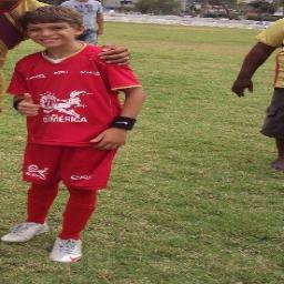 Sou americano com muito amor, curto praia,cinema,futebol,e conversar com os amigos!