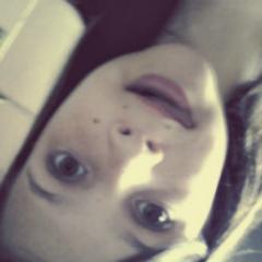 sou uma garota feliz complicada, sou  lokaa,  sou feliz sou irônica  , sou teimosa, ciumenta, palhaça, menos perfeita *__*