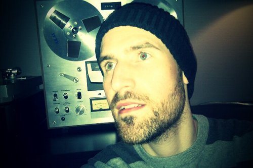 Retro-Futuristic Music Producer / Papa / J'aime les onomatopées / Part of @thegoldentribe 
/ CREATURA EP available at :
