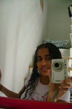 Sò mais uma garota proucurando viver um dia apòs o outro, com muita intensidade!!!