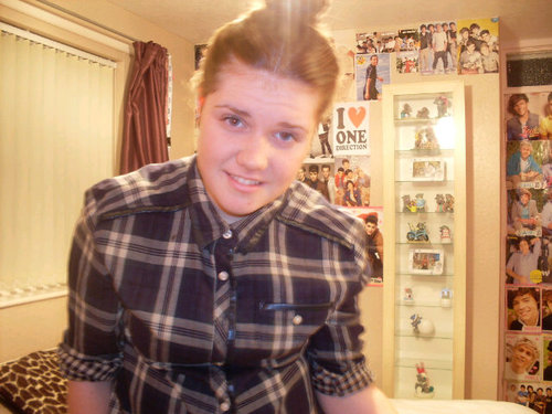 Love life, the people and music! Add me on bbm- 295483B3