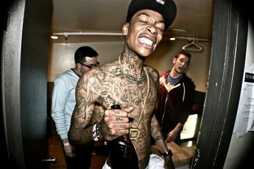 Frases de Wiz Khalifa. Frase como ley de vida: Living Young, Wild, and Free #ONIFC