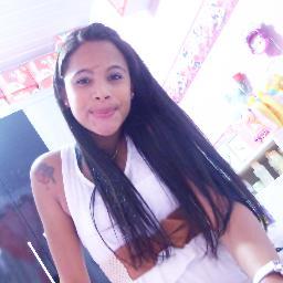 Dramática, irritante, carente, louca, irônica, desligada, chata enjoada, Linda & muito ciumenta. Prazer, eu ;)