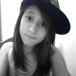 Ela que vive com a cabeça na lua, com música no ouvido e coração na boca :) ela é menina e mulher, ela sabe muito bem o que quer .
'