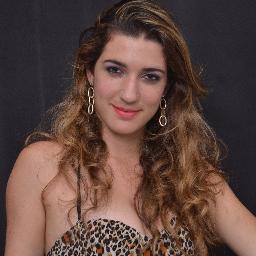 Eu sou mimosa, carinhosa, amiga, extrovertida,sensual, guerreira,dinâmica,confiante, independente e feliz!!!
