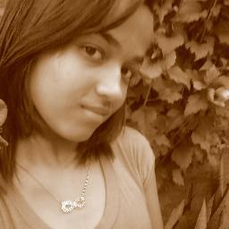 Dramática, simpática, louca, irônica, engraçada, chata, verdadeira, e muito ciumenta. Prazer: erilene santos *--*
