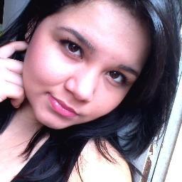 A menina que cresceu e virou mulher, que deixou de acreditar em conto de fadas, que começou acreditar que so o amor vence as dificuldades...