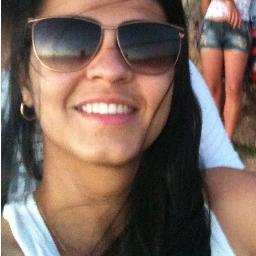 Não sei pisar no breque
tomo charrete
Pros lares de rubis
pensando nisso 
Pensando em ti..'♫