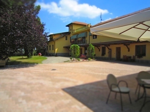 Agrihotel Roero is a country Villa hotel in Montà, Piedmont. We are two norwegian families that welcomes you in the picturesque Roero/Langhe-region.