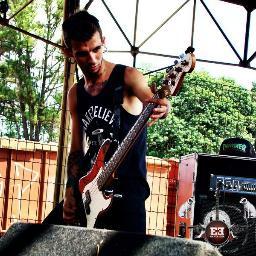 20 anos, Baixista e Vocalista da @Asetimabanda , Filho do Rei, Homem de uma Mulher Só, e o que muitos chamam de Familia eu prefiro chamar de Base.
70X7 Crew