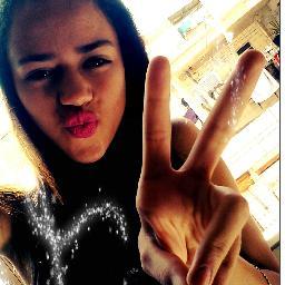 Sou fria , irônica , alegre , eu choro , dou risadas , sinto raiva , amo , sou boba , carinhosa , brinco . Não sou perfeita , Acustume-se