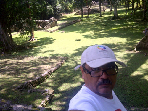 Médico veterinario, Biólogo de corazon, libre pensador, soñador hacedor de sueños. Padre, esposo, amante. Espíritu indomable en busca de la felicidad para todos