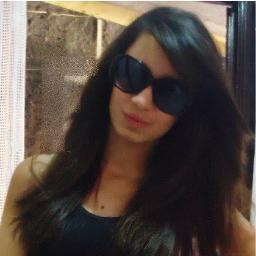 Apenas uma garota com a alegria de uma criança;
a malícia de uma adolescente;
e sentimentos de mulher.
Pequena pra quem vê
gigante pra quem ama ! ✖-✖