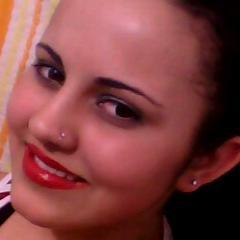 Elα que vive com α cαbeçα nα luα, com músicα no ouvido e corαção nα bocα 
elα é meninα e mulher, elα sαbe muito bem o que quer .
:)