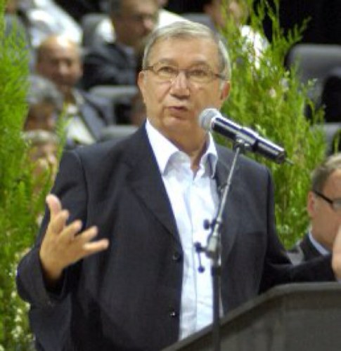 maire honoraire de Ribérac , ancien sénateur de la Dordogne.