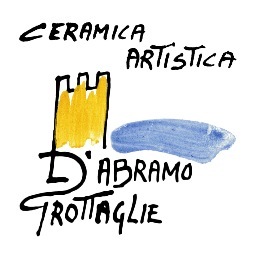 Luca mostra subito interesse per l’arte; frequenta l’Istituto d’Arte di Grottaglie le botteghe dei maestri grottagliesi fino al 1979 quando fonda la propria.