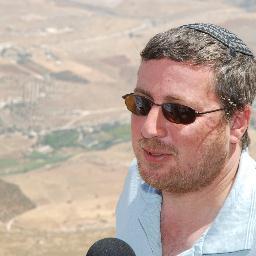 Journaliste franco-israélien vivant près de Jérusalem, co-auteur d'un livre intitulé Qui sont les colons ?.