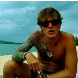 Não sei, tenho achando esse Mcfly muito ofensivo, e vcs??? ~~melhores tweets nos favoritos~~ Só considerem tweets a partir de 11/12 o/