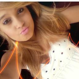 14 anos , gêmiana , São Paulinha , Feia , Chata e namoro com o amor da minha vida :) .