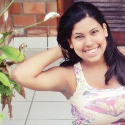 ' é a que faz todos riem :D  Feliz da vida,não importa a situação. Estudiosa,linda como sempre,chata as vezes ;D '