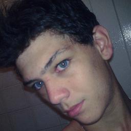 Tenho 17 anos, sou brincalhão, amo quem me ama, gosto de rimar, amo rap, hip-hop e rock, flamenguista, e tenho olhos azuis kkk -q e sou SHOW! kkk'