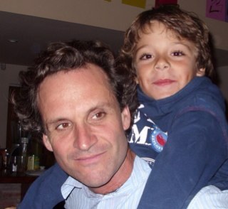 Padre de 3, casado con Andy, Ex hincha de Boca, natural runner aficionado, Fivefingers rules!!!