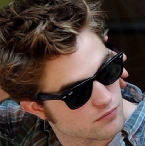 Apenas um sorriso me faz sorrir,apenas uma vida me mantem viva,apenas uma pessoa me completa,obrigada por existir Robert Thomas Pattinson!
