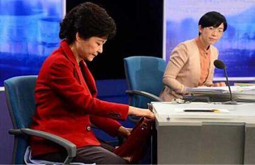 권력자는 처음엔 당신을 무시할 것이다. 그리고 당신과 싸우려들 것이고, 급기야 죽이려할 것이다. 그래도 안되면 협상을 시도하다 퇴각할 것이다. 그렇게 우리가 이긴다. - 마하트마 간디, 타흐리트 연설 중에서. 계속하기를 멈추지않는 한 지는 것도 실패도 없ㄷㅏ