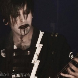 Hey like my bands facebook page: http://t.co/ast97Ppq and checkout our new song Do Your Worst http://t.co/UhFSqyfa